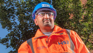 HS2 worker wearing a blue hat with HS2 logo